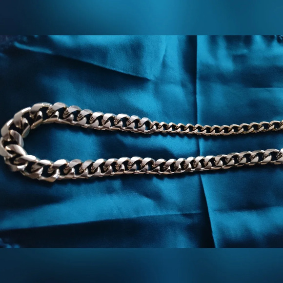 Golden  link necklace - Picture 2 of 4